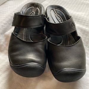 Keen clogs size 8 Black leather